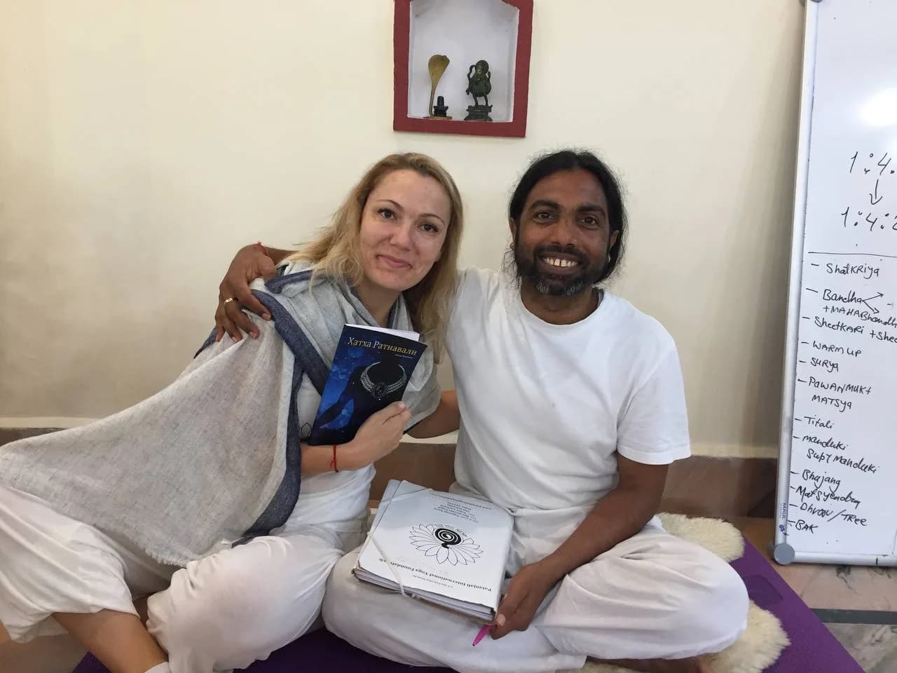 Екатерина с учителем на обучении, в руках книги